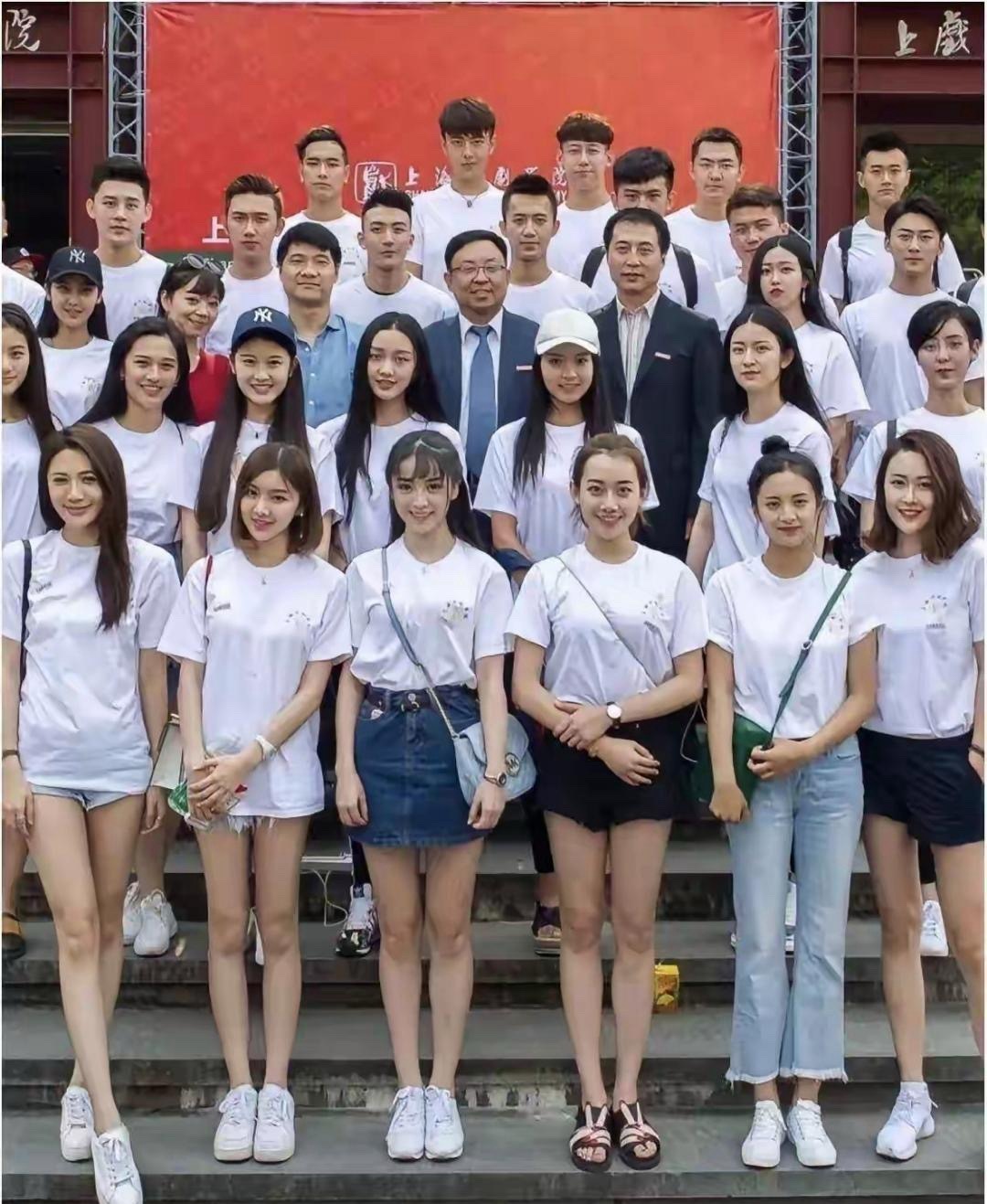 田曦薇是班里唯一一个火起来的，谁能帮忙找出哪一个是田曦薇？