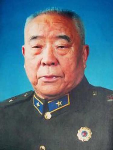 1950年，恩施军分区司令员乘车去剿匪，路上听说参谋打了一个电话，脸色一变，赶紧