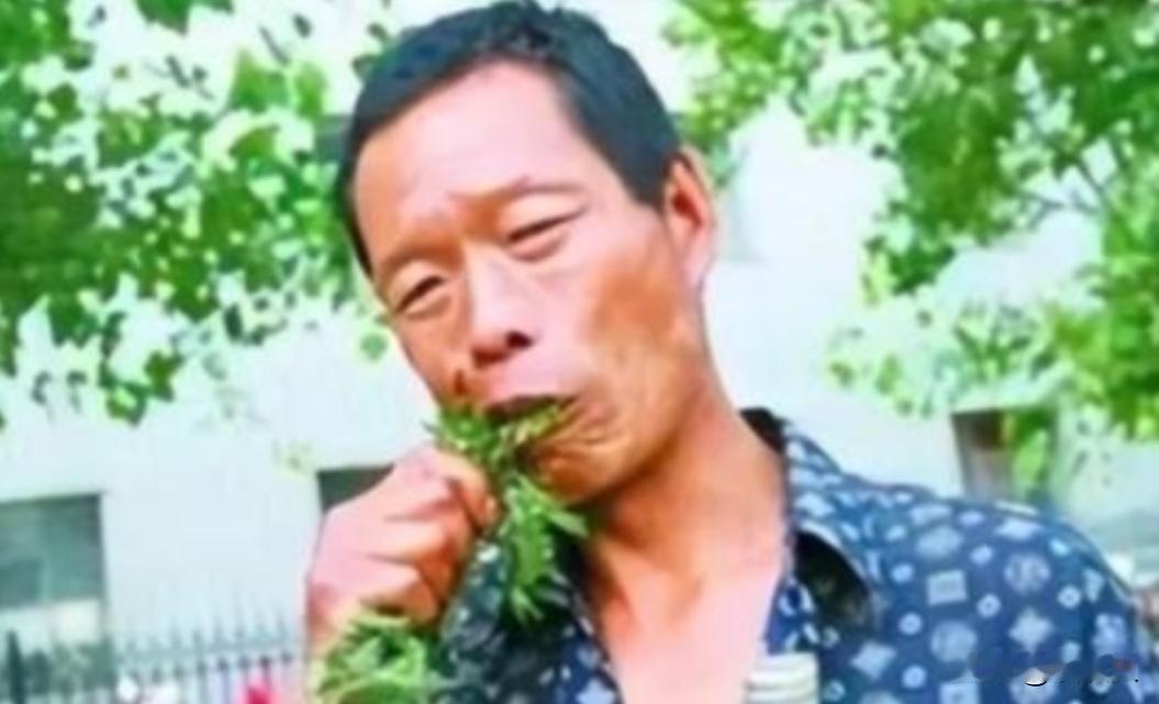 1976年起，一重庆男子吃草上瘾，闻到肉味就想吐，每天就靠吃草充饥，身体非常健康