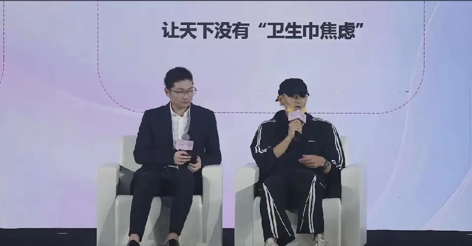 近日，黄子韬的卫生巾品牌“朵薇”首场直播开售15分钟卖出19.5万单，1小时清空