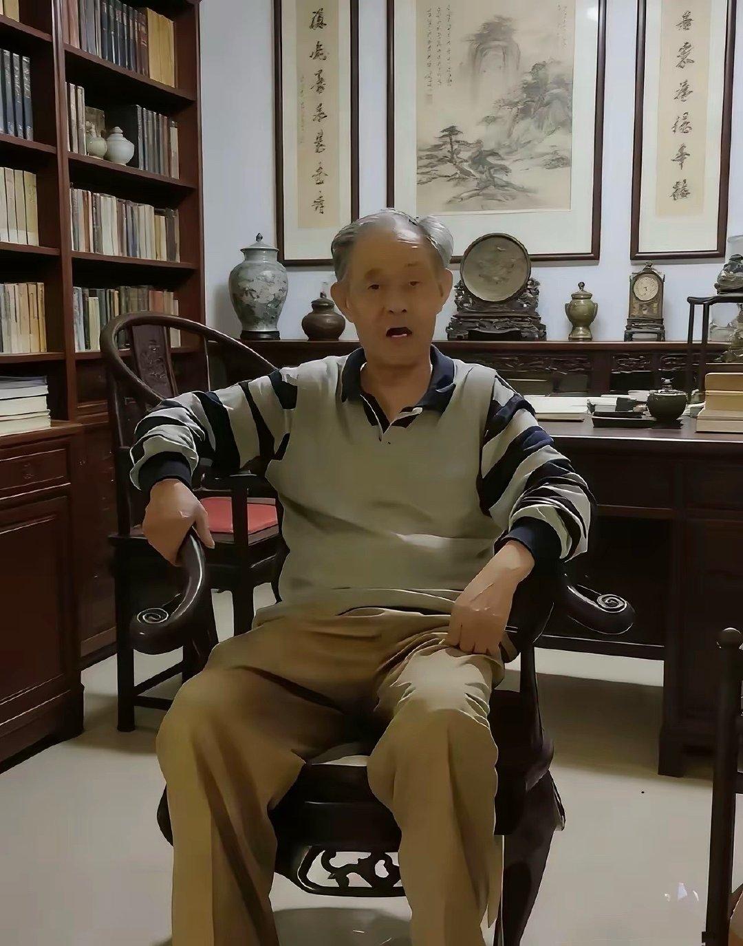 八十一岁的徐湖平，一张居家照掀了轩然大波。黄花梨太师椅稳稳当当，满屋子红木