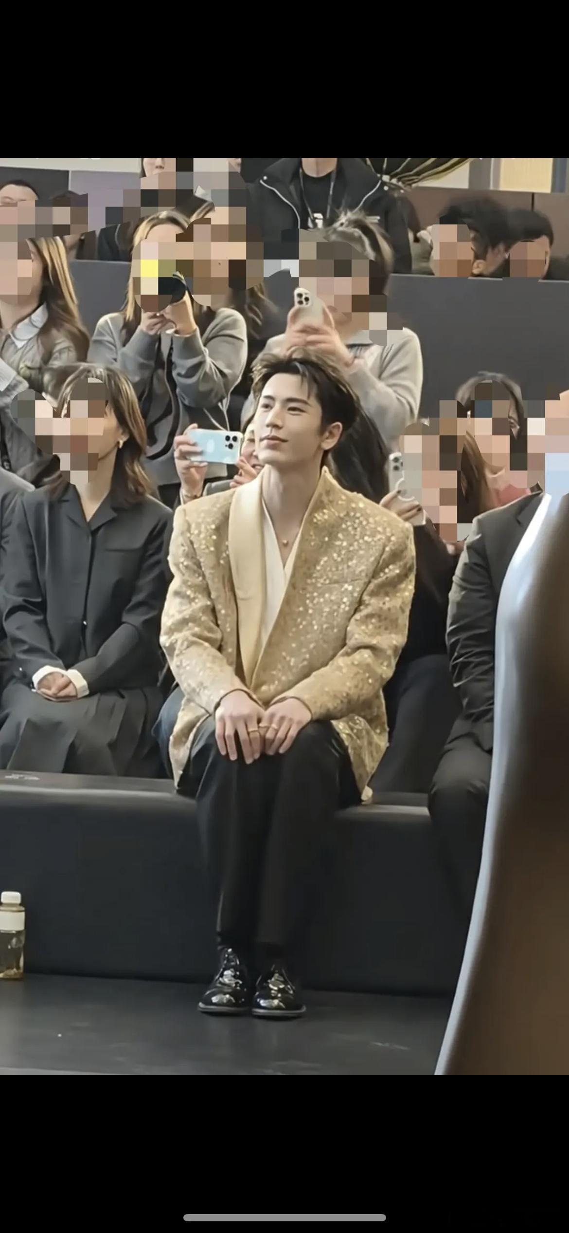 张凌赫是不是比较吃拍摄角度的🥜，有时没有辨识度