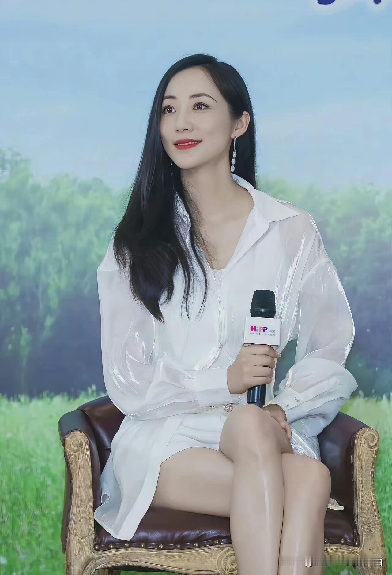 当年她因参演《错爱一生》中的知青顾家慧而走红，可是她的演技平平，并没有温峥嵘的演