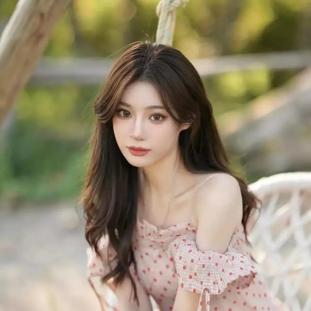 在秋日阳光中，优雅地荡秋千，感受时光的温柔。秋千荡秋千荡秋千美景荡秋千荡秋