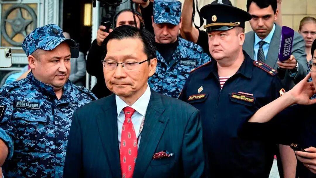 武藤显成风箱里老鼠，站着被俄训斥半小时！这场外交风波确实充满戏剧性。日本驻俄