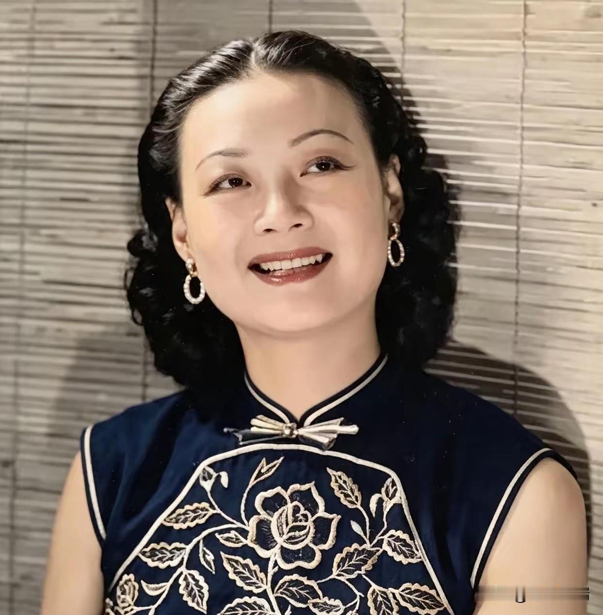 1940年她千里迢迢奔赴延安登记，当她在表格上写下真实姓名后，负责登记的领导当场