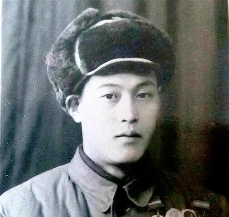 1952年，战士张文荣被美军俘虏后叛变！在奉命打入志愿军内部时，他却在跳伞前，将