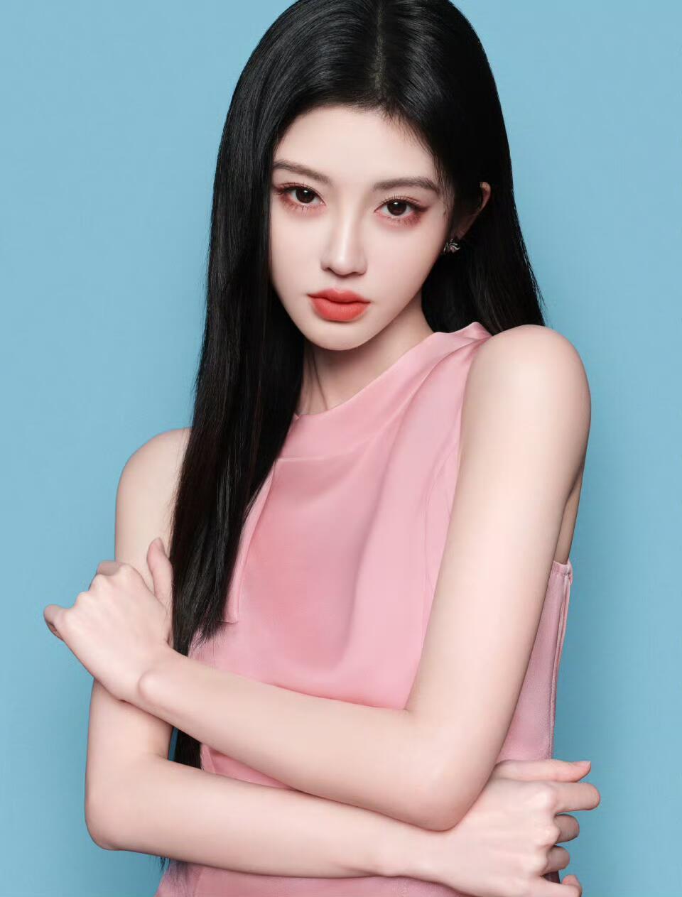 在审美这点上你鞠排第二没人敢排第一眼尾的眼线上扬和眉骨轮廓阴影衔接的太完美了