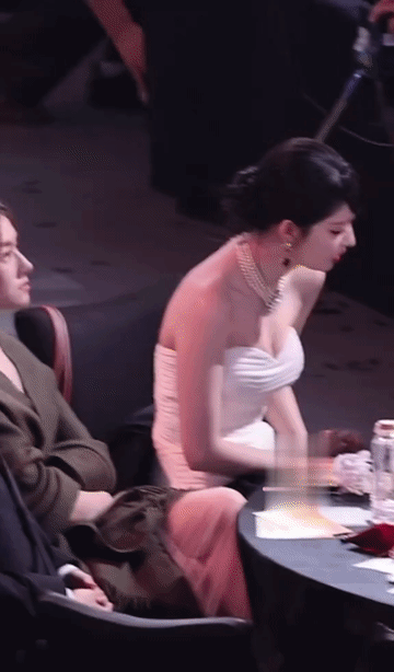 这一桌肯定没有王楚然在意的人，想知道这姐姐一晚上提了多少次裹胸？王楚然提裹胸提的