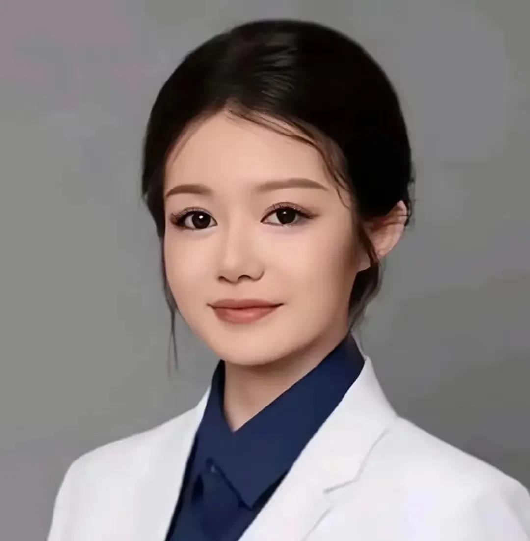 实际上董袭莹的出身被网上夸大了，她们家确实厉害，但不是天龙人。韩剧安娜里面，真