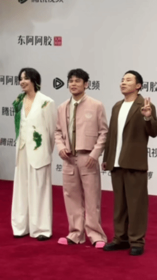 徐志胜星光大赏的衣服450块别人走红毯是时尚大片，徐志胜走红毯是生活纪实。45