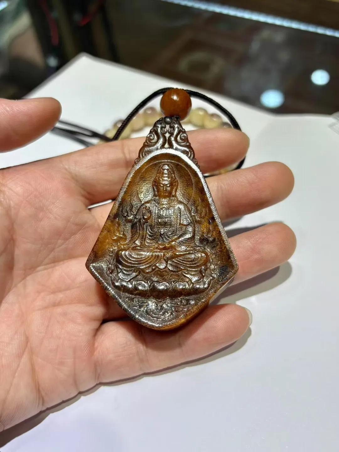 私人收藏的一款老犀角雕观音牌，角质黄棕莹润。随便在灯下一看都能感受到它独特的质感