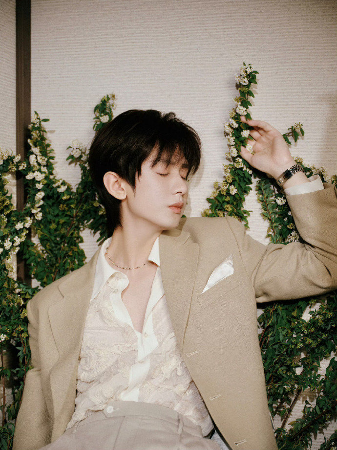 成毅光影定格瞬间成毅以无畏之姿尽显敢为姿态以无畏之姿，尽显敢为姿态。光影交错间定