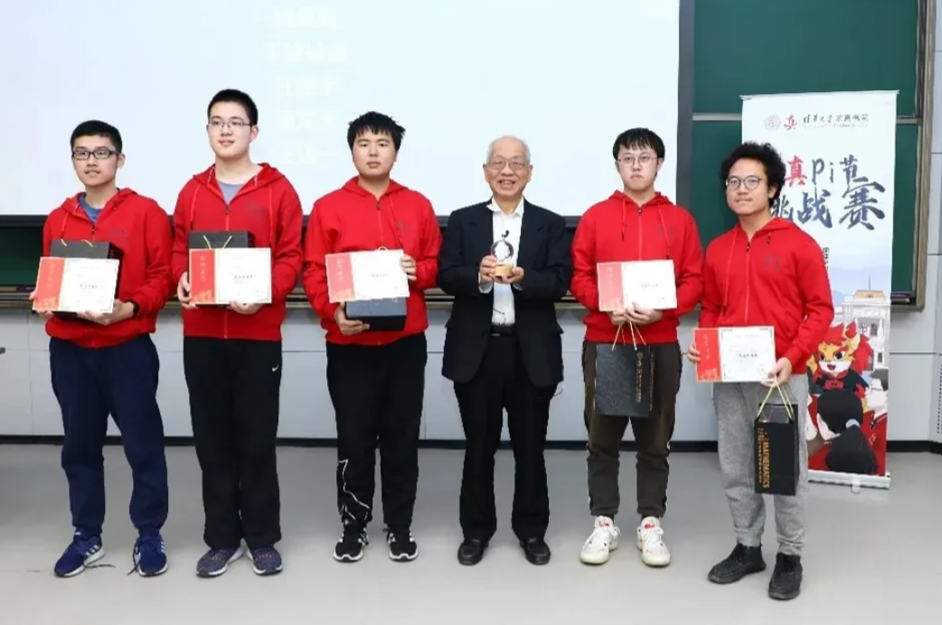 丘成桐获得了菲尔兹奖和沃尔夫数学奖，但是丘成桐好像不是数学大神。丘成桐不是前三档