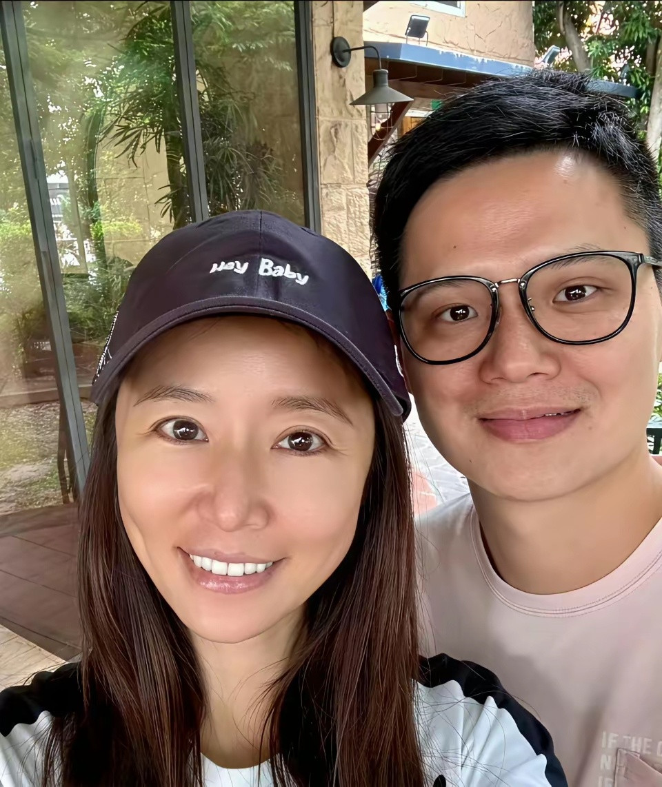 50岁的林心如在街头和路人合拍，不避讳素颜，这状态绝了
