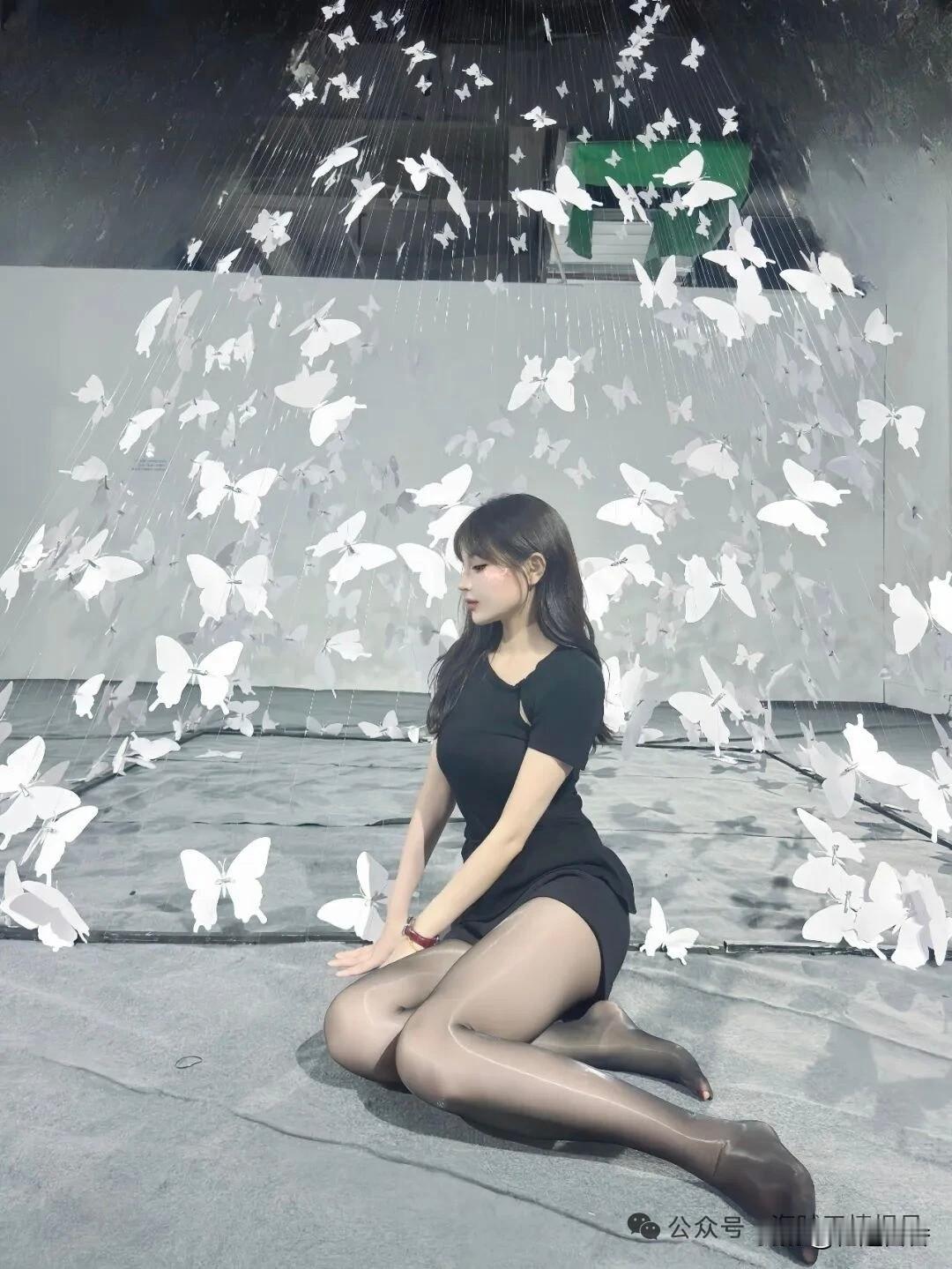 梦幻蝴蝶雨中，黑裙少女静坐