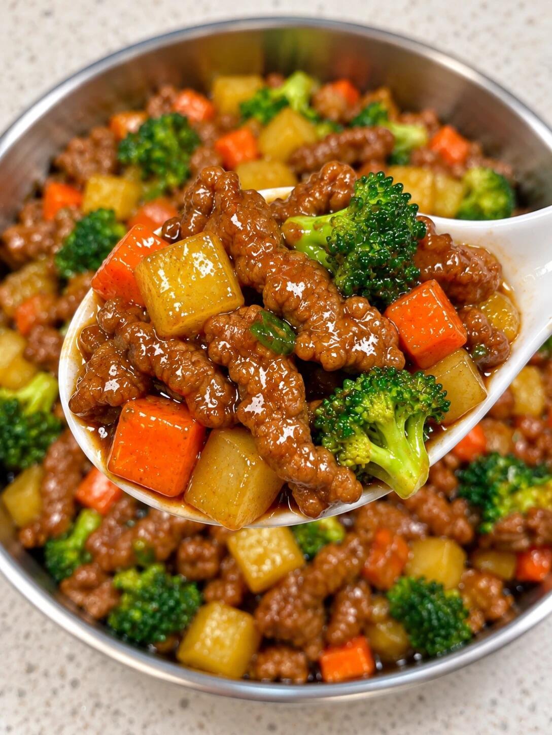有幸在亲戚家吃到这道菜，直接被惊艳到✨牛肉这么做真的巨下饭！土豆胡萝卜绵密香甜，