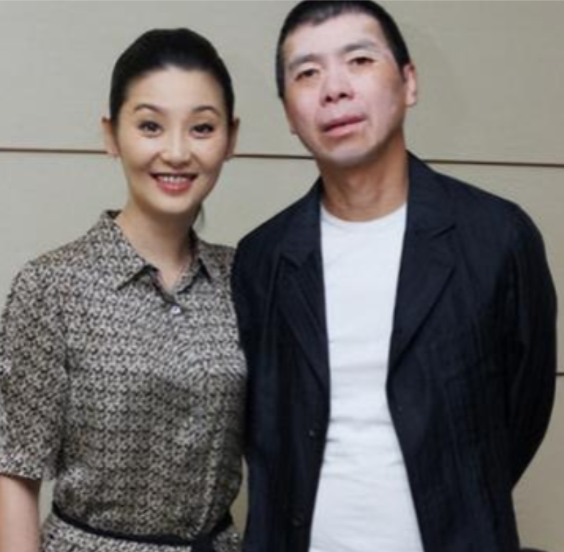 当年，冯小刚爱上了漂亮的徐帆，回家向妻子张娣提出<em>离婚</em>:“我爱上了别人，<em>我们离婚吧</em>