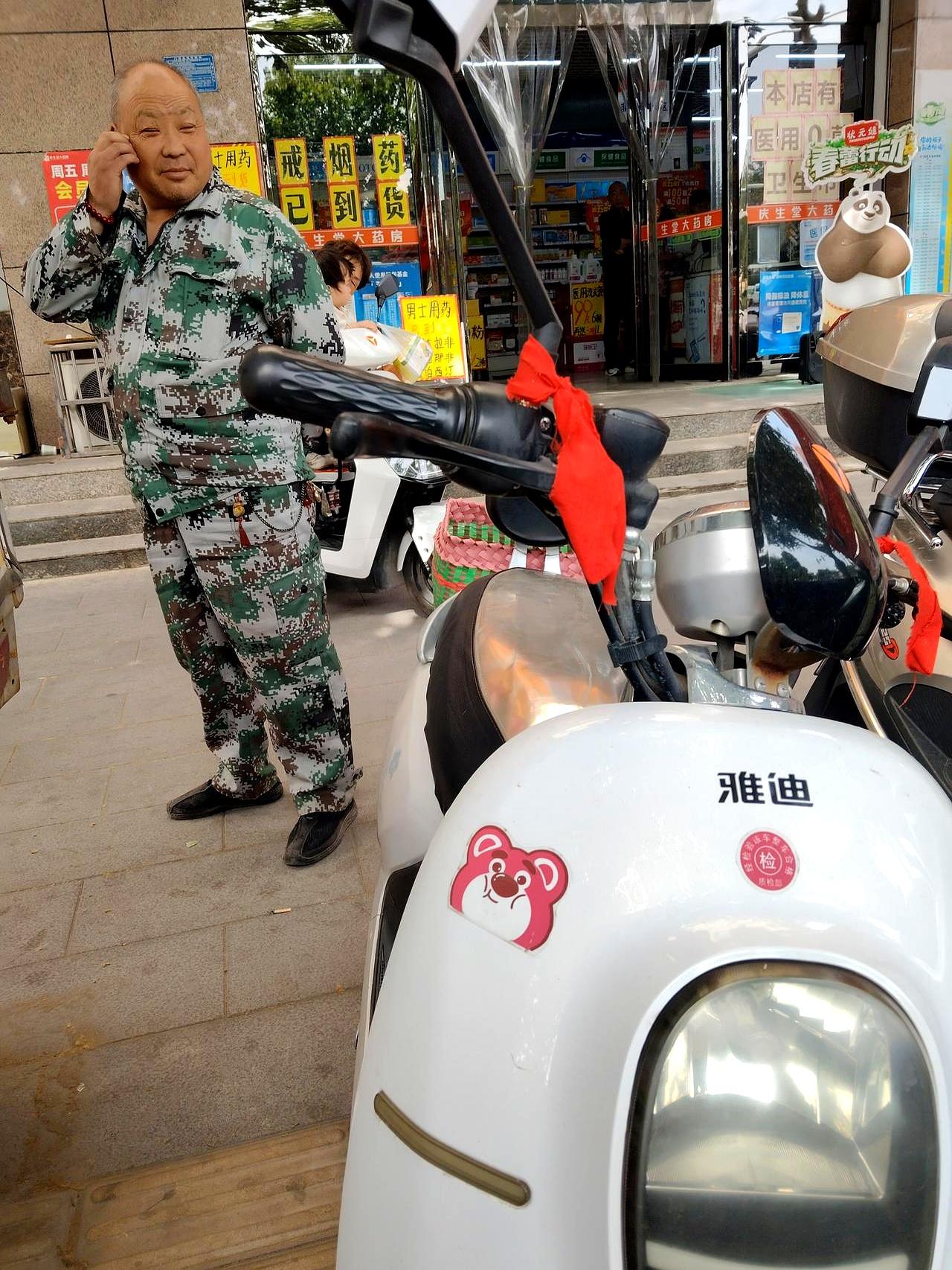 路边换电时，掀座那一刻心里一咯噔：雅迪铭牌写着48V、4块、800瓦，肚子里却躺