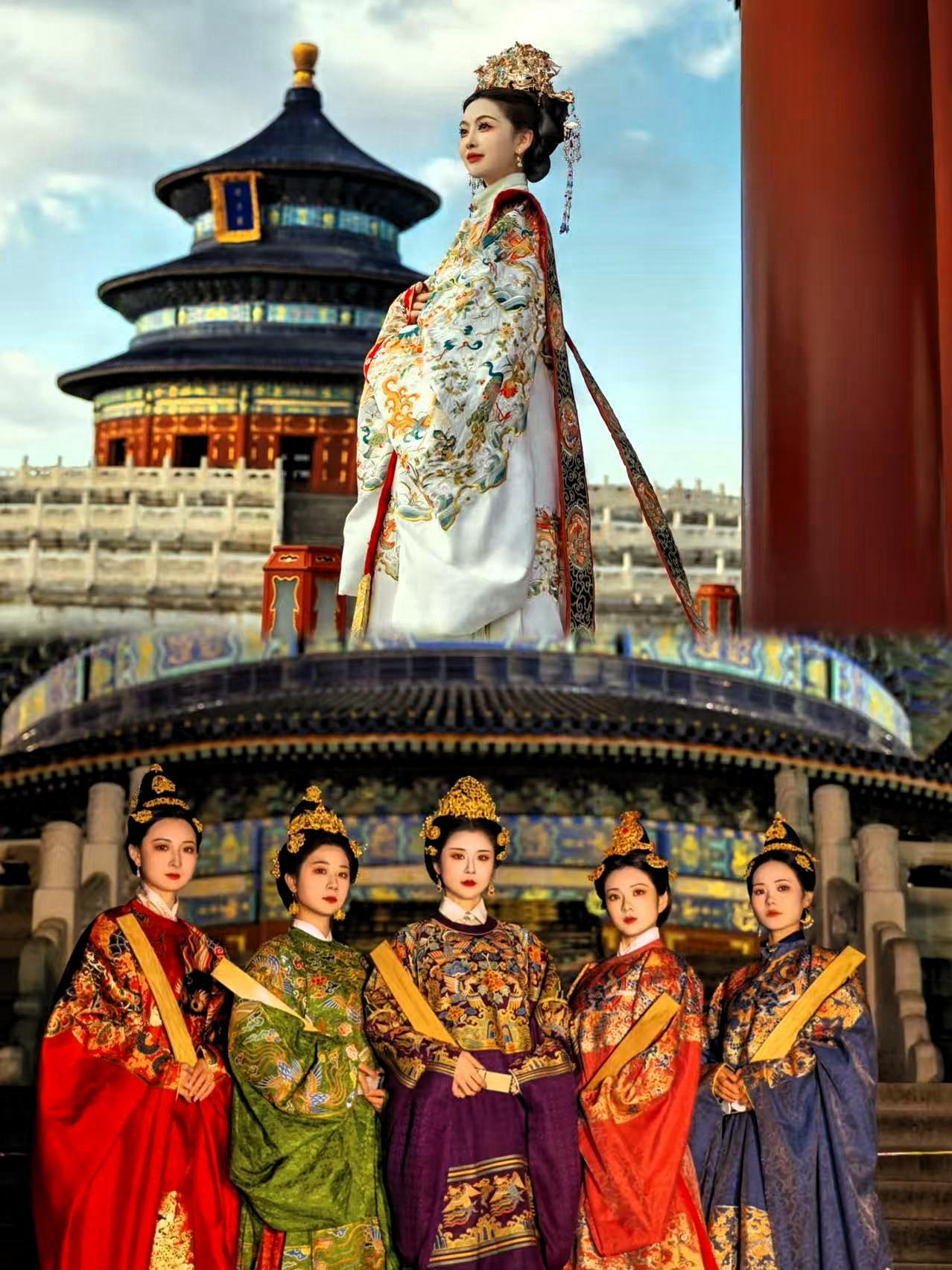 刚从天坛回来的老北京喝多了说：天坛的风向，转得真叫快。前脚还是满眼的格格，后