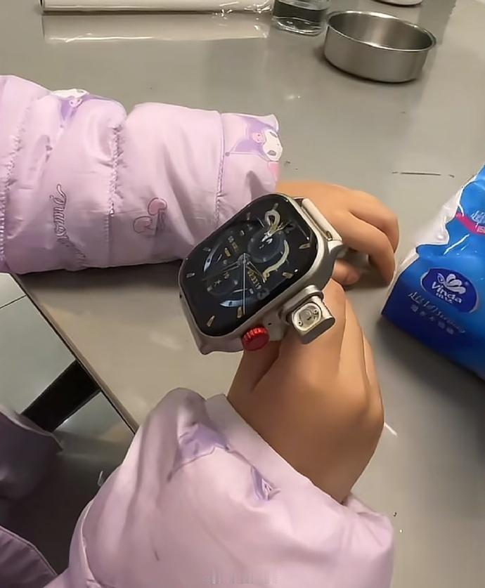 现在智能手表真离谱，竟然带点烟器功能，还是语音控制伸缩的