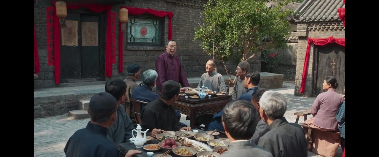 《生万物》宁学祥给儿子办满月酒，费大肚子又想跑来蹭吃蹭喝，宁学祥让框子出去，给