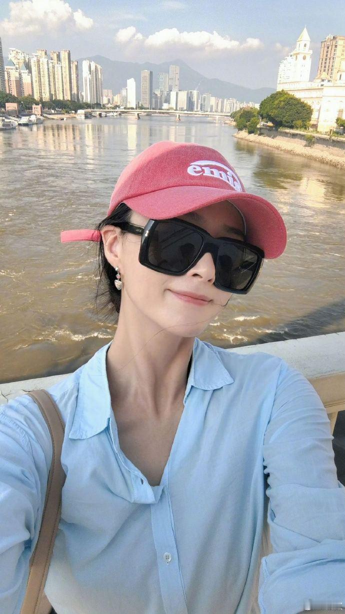 蒋欣温柔姐感穿搭蒋欣这次的穿搭真是美得让人舍不得挪开眼睛，就是那种浑身散发着慵