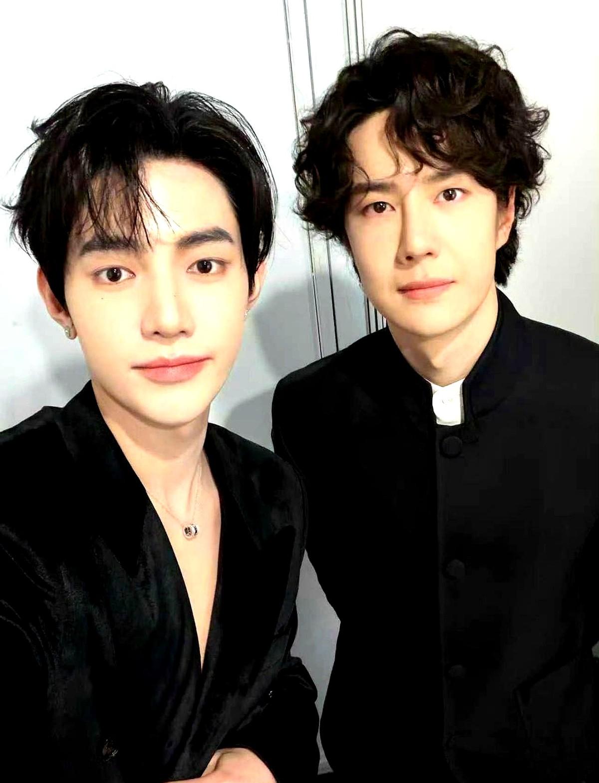 据当晚多家现场媒体视频与微博用户@娱记小墨截图,微博之夜后台出现两张对比强烈的自