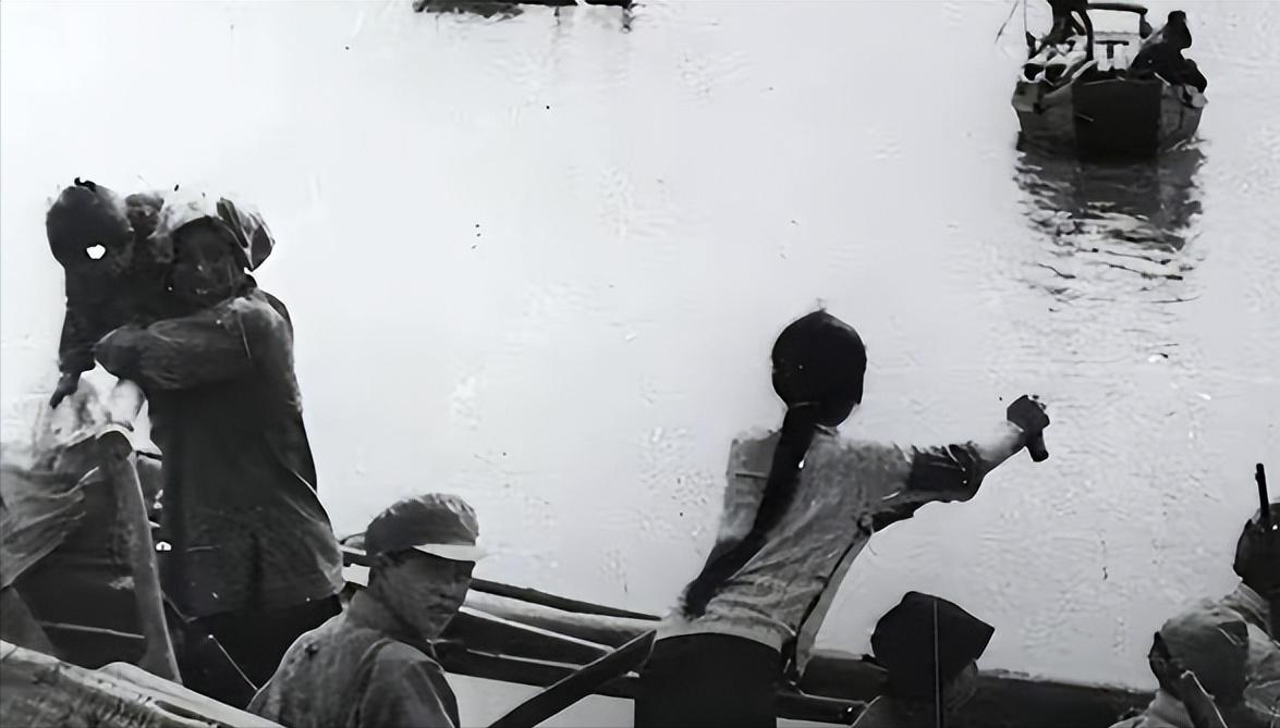 1949年，19岁的姑娘颜红英，摇着小木船运送24名解放军战士横渡长江。谁料，激