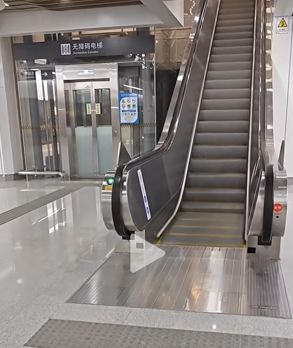 现在的地铁站，在方便乘客进出站方面，做的还是挺周到的。想走路，有楼梯；想乘坐电梯