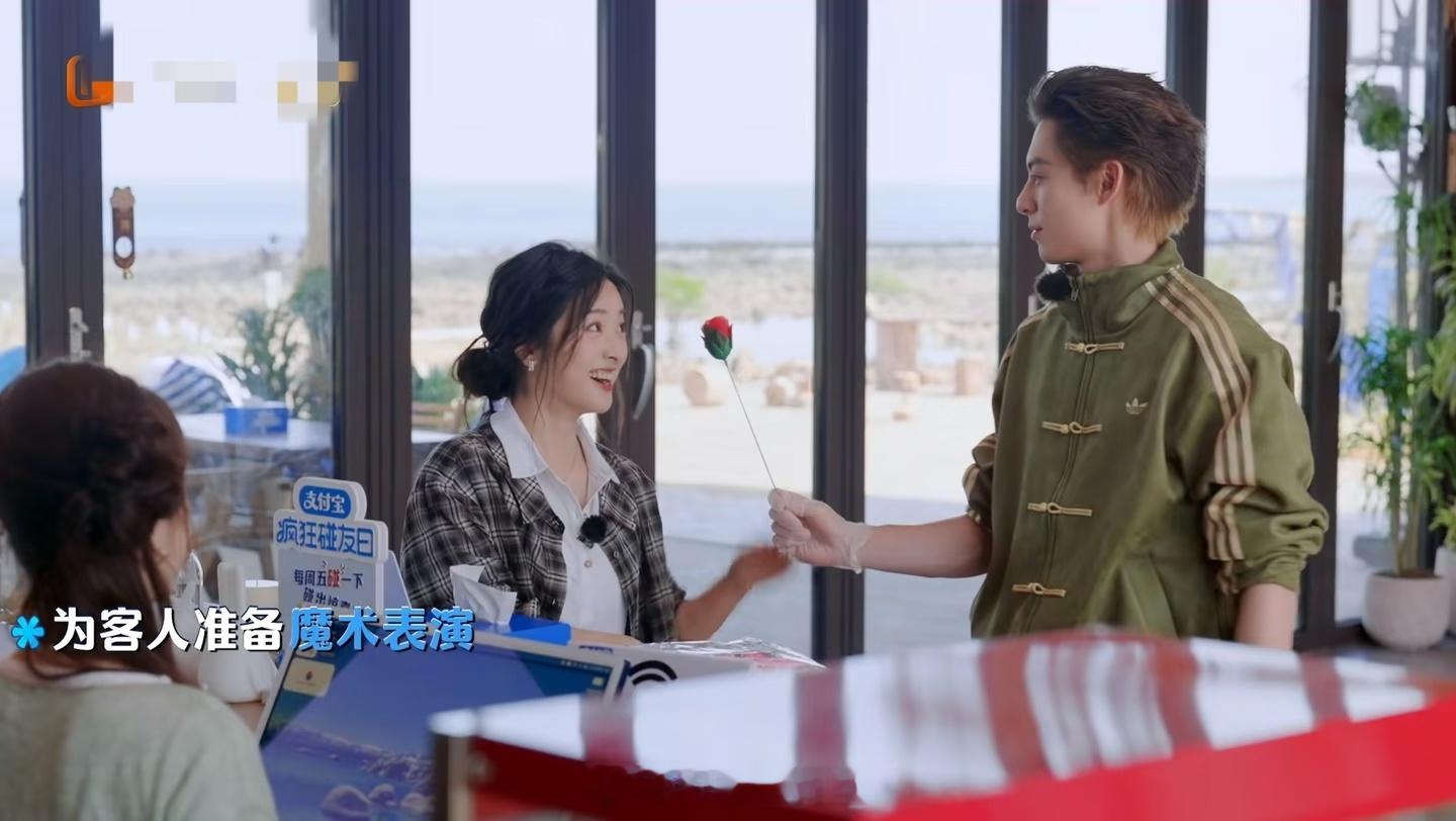 王鹤棣沈月再见朋友王鹤棣的路人缘也够差的，沈月主动背锅，不断涨粉和虞书欣炒CP