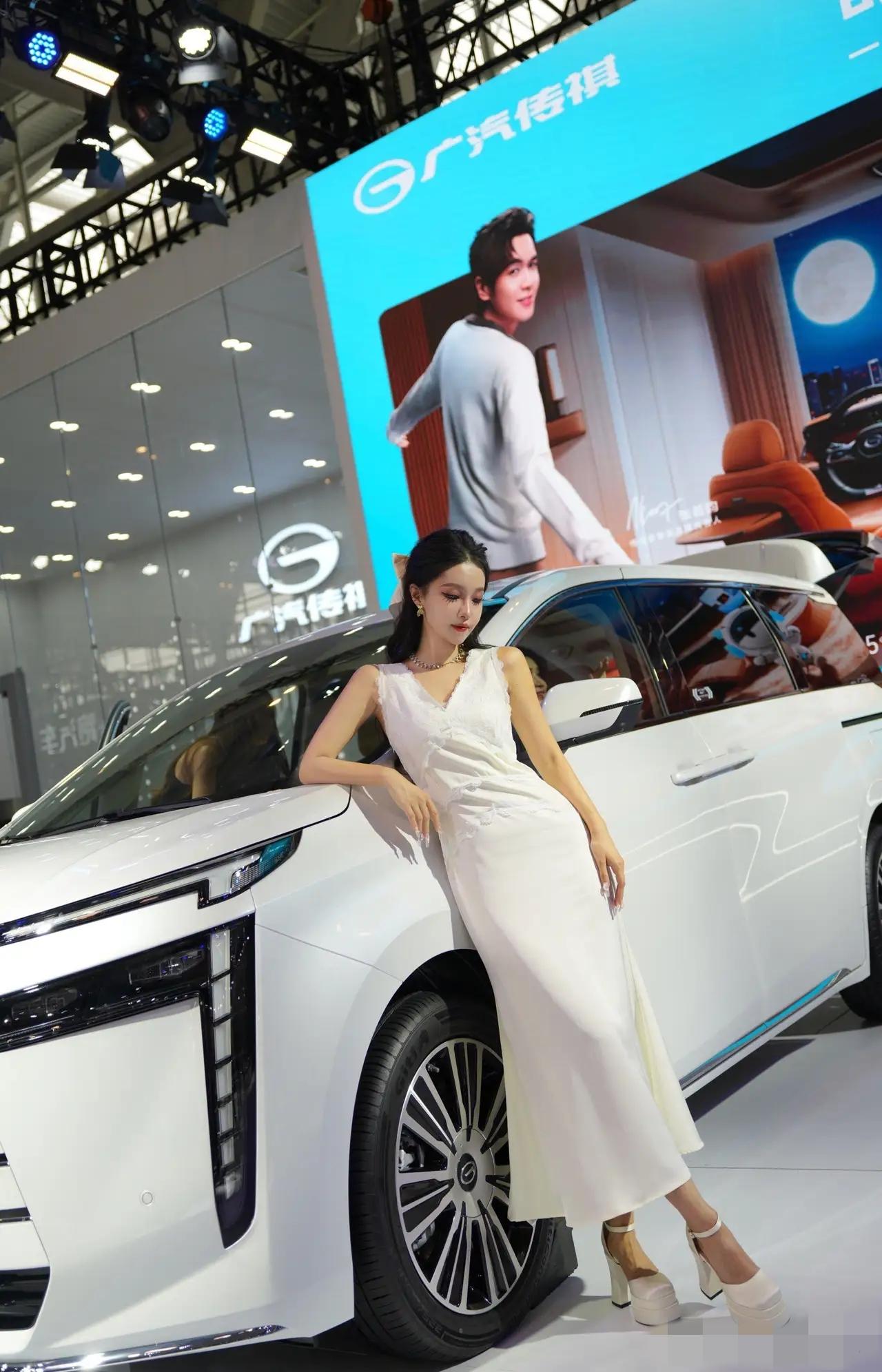 这就是赤裸裸的现实啊：电车1年电费1000元！油车1年油费10000元！电