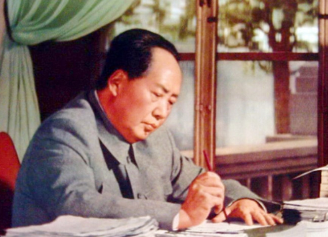 毛主席双手掐腰，按捺不住心中的怒火，他上上下下打量着那个人大声吼道：“你的派头还