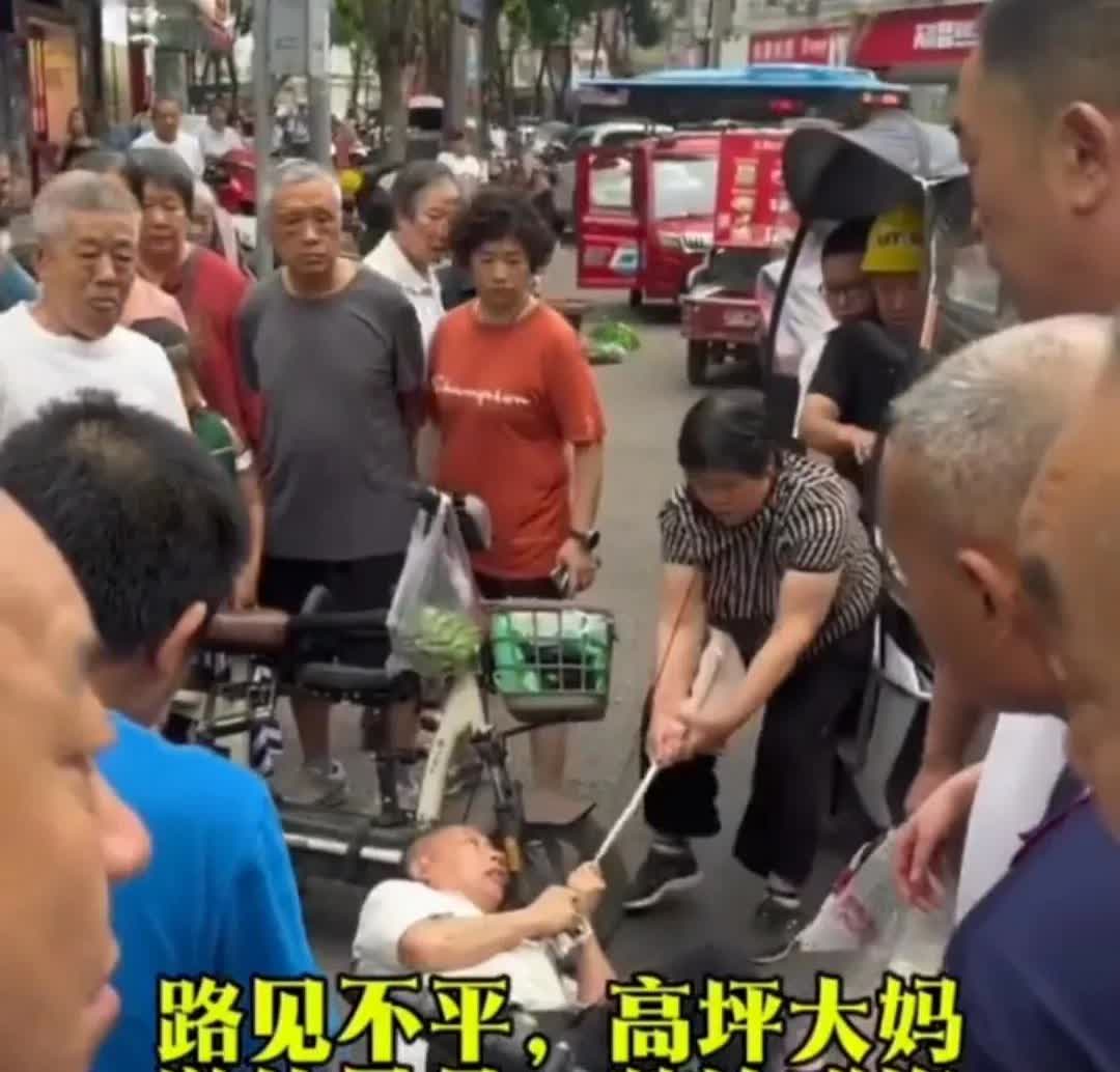 小孩儿被吓的不知所措。脚下白发苍苍的老人死死的抓住腿不放，浑浊的眼珠里翻滚着狡黠