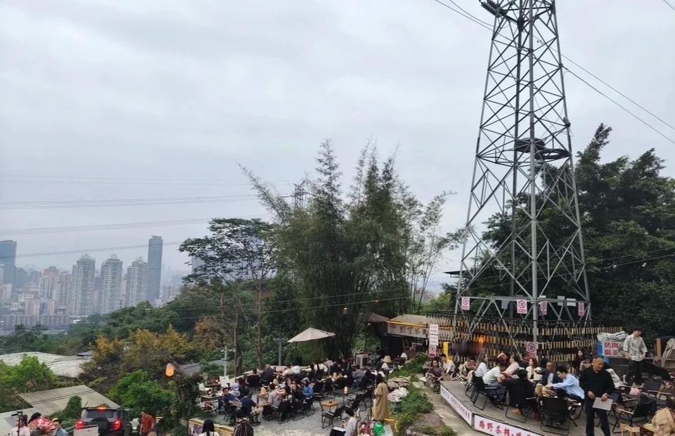 重庆哈儿山，魔幻山城的“高压”狂欢！在重庆这块魔幻土地上，啥奇葩事儿都能冒出
