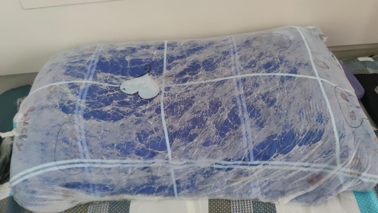 邻居老王总念叨着要和老伴分开，说跟她过日子没意思，像对着块木头。说实话，人到晚年