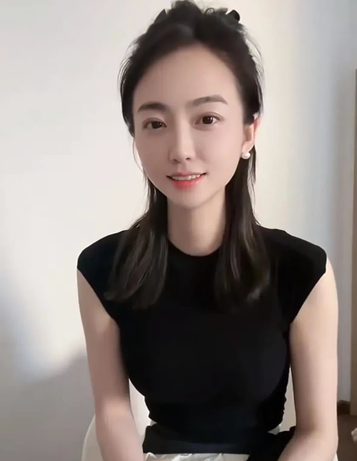 难怪她能进恒大歌舞团，真人确实是美若天仙啊。[呲牙笑][呲牙笑]