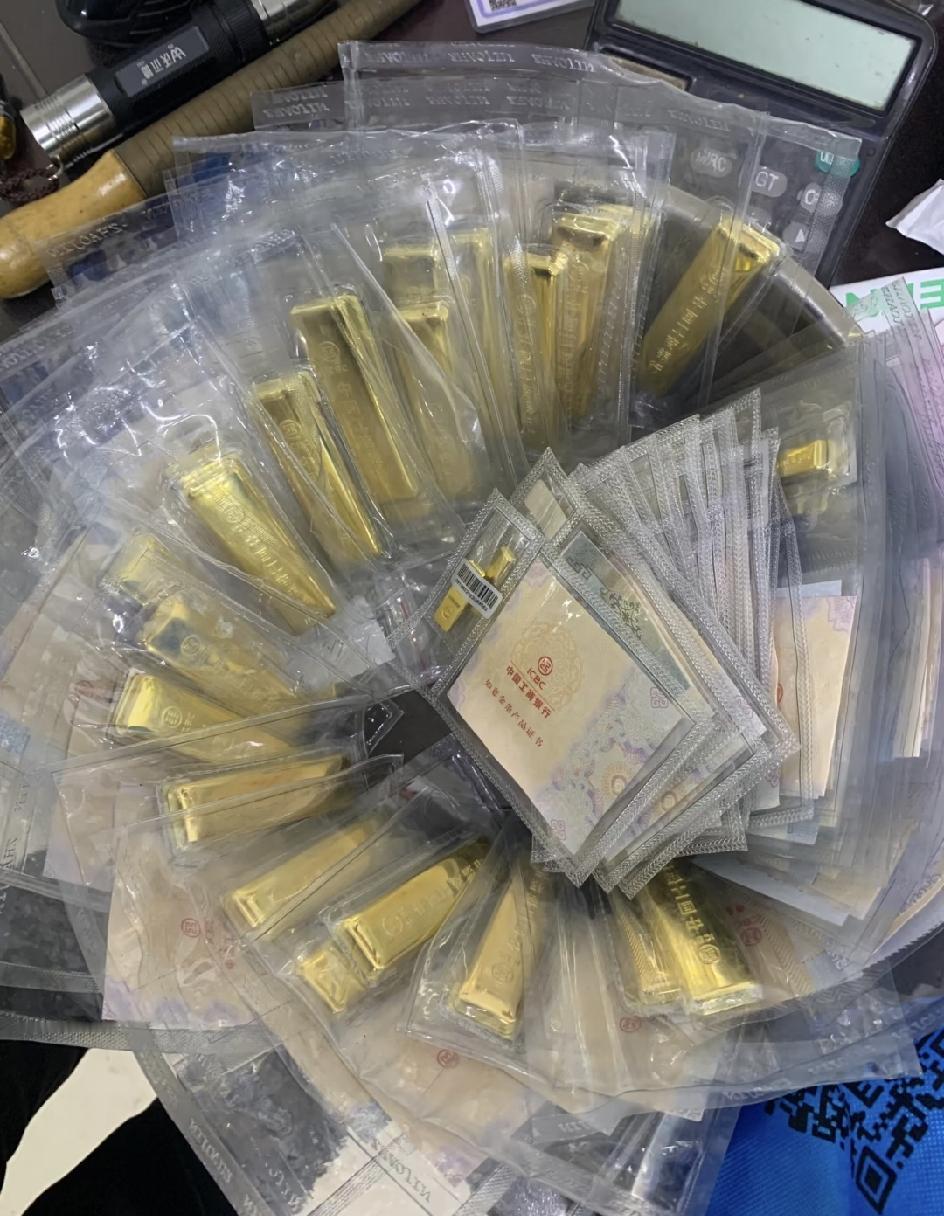 大量持有黄金的人，现在血压直接飙到160了！​就在刚刚，金价从961突然跌到