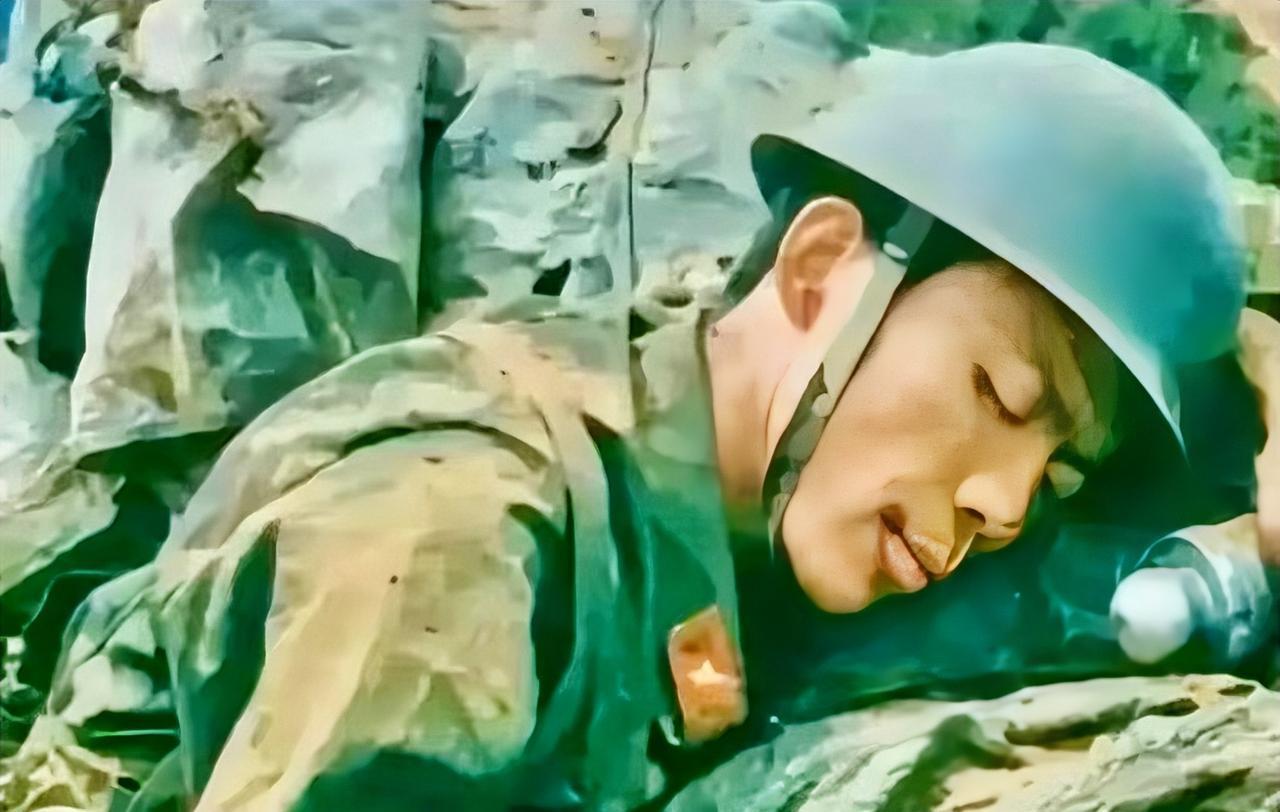 1984年，刚刚参军7个月的小战士王爱军，以这种决绝的姿势，牺牲在老山阵地上。他