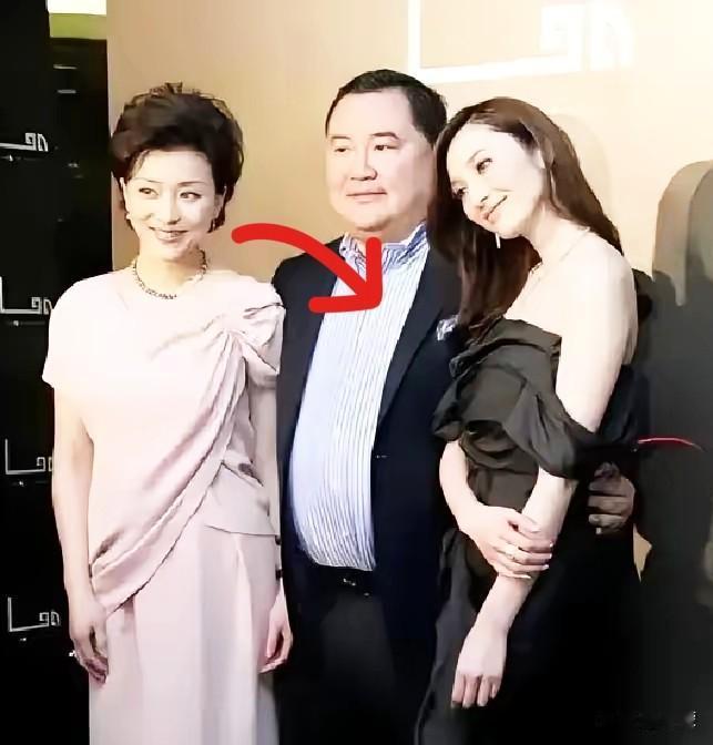 吴征这张合影，真有点意思。左边是正牌夫人杨澜，端庄大气，一看就是国泰民安那种范儿