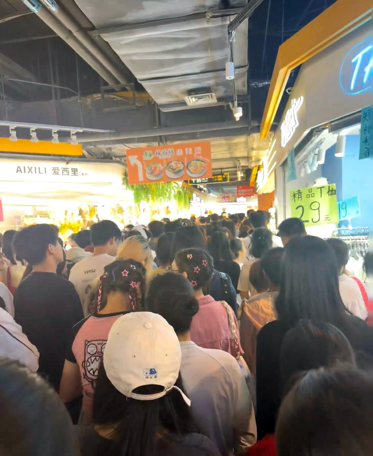 南宁朝阳任何一个地铁站都不要进来了太恐怖了，还限流，走到地铁口了还不让进！说