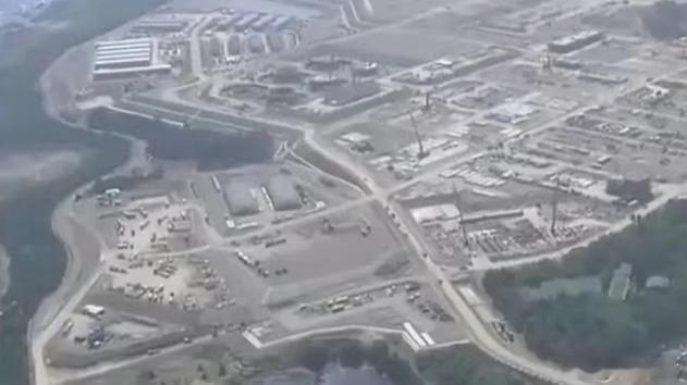 琉球两岛日夜赶工，日本在造什么？日本在琉球群岛的两座岛上，日夜赶工，机械轰鸣。这