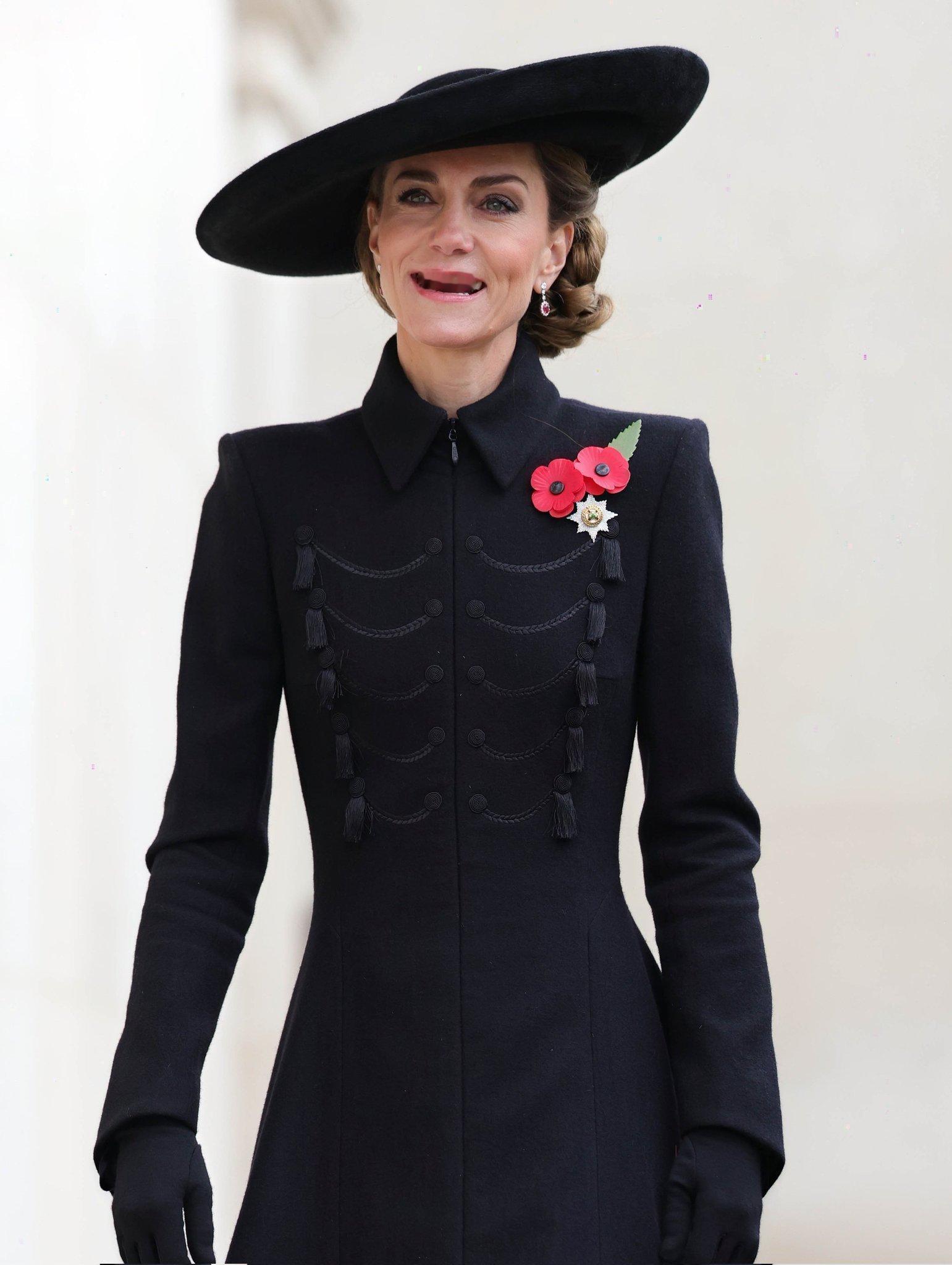 补几张昨日出席纪念活动的照片~这件有廓形&有军装风格的凯瑟琳·沃克大衣终于看到“