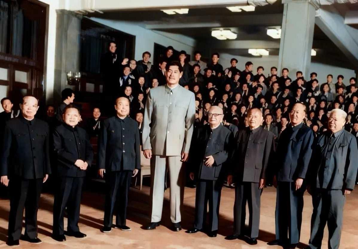五大常委，站在外面，他站在中间，个子最高，这个高个子，到底是什么人？