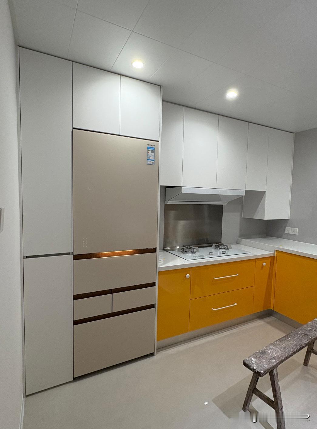 冰箱好像塌了……漂亮厨房因为冰箱颜色不匹配不太美丽了，请忽视那条板凳早知