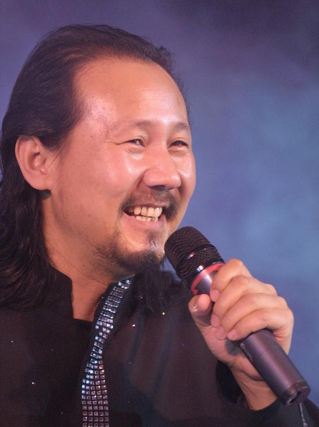 2010年，腾格尔在蒙古的所有酒楼全部倒闭，房子没了，车子没了，6岁女儿也夭折，