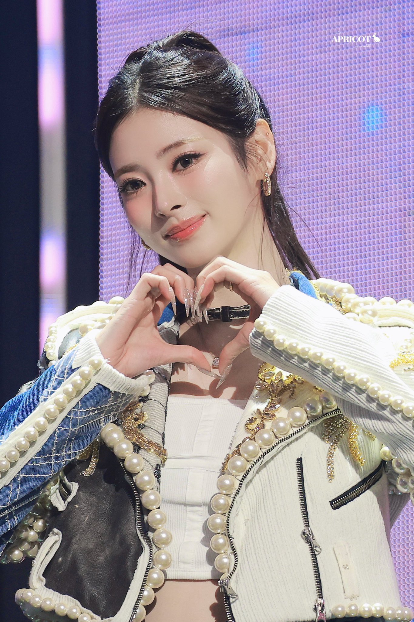 太美了Anna脸蛋是一个完美的鹅蛋五官就这么饱满的镶嵌在这颗光滑的鹅蛋上….