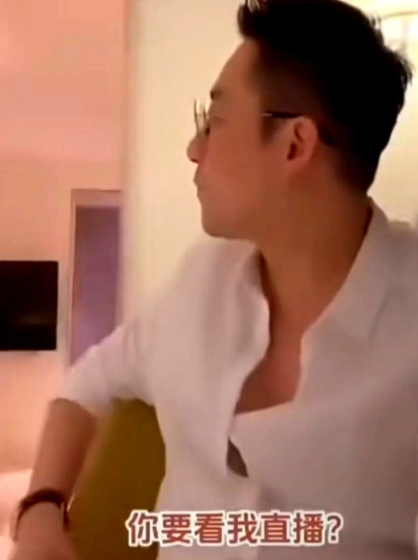 孩子突然冲进直播间，他第一反应不是笑而是挡镜头。汪小菲把镜头猛地往上抬，三十