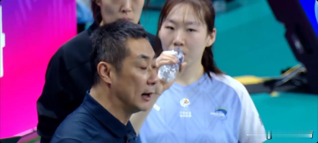 朱航霆每次在主教练陈方叫暂停时都会喝水，我已经观察很久了，她几乎每场比赛、每次暂