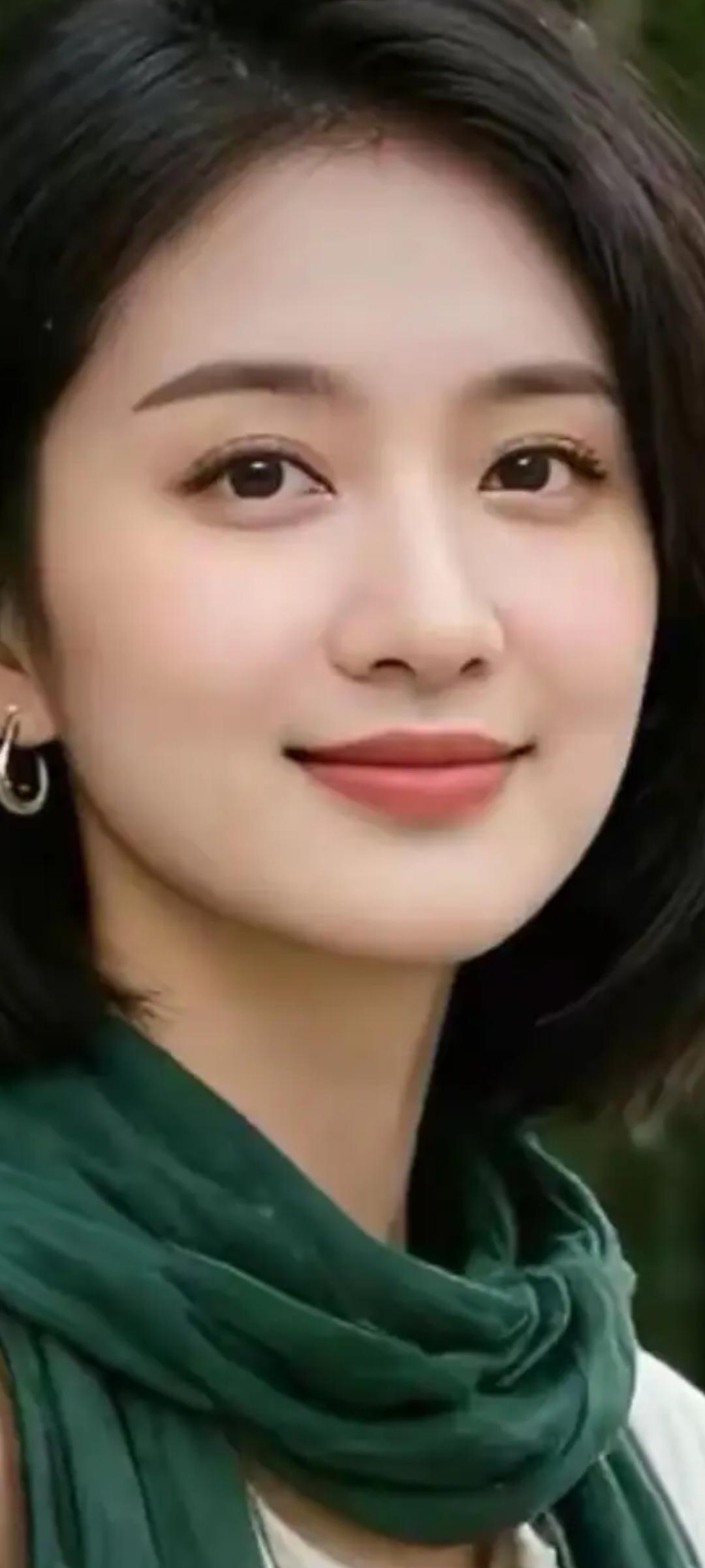温柔微笑，绿意围巾，自然清新